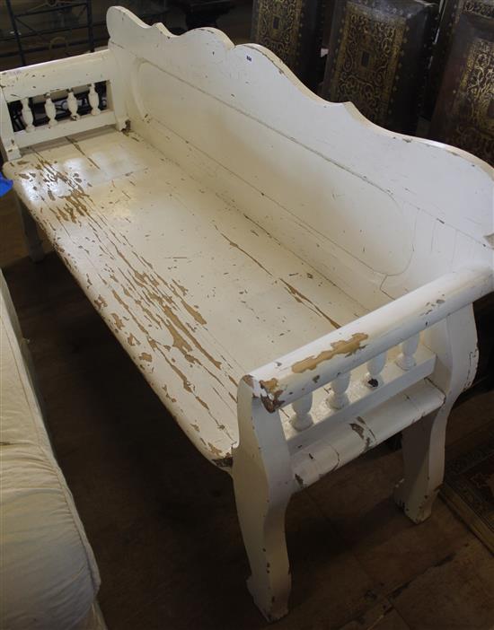 Painted pine bench(-)